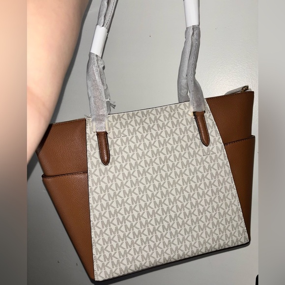 NWT Charlotte Large Logo and Leather Top-Zip Tote Bag - Picture 5 of 11